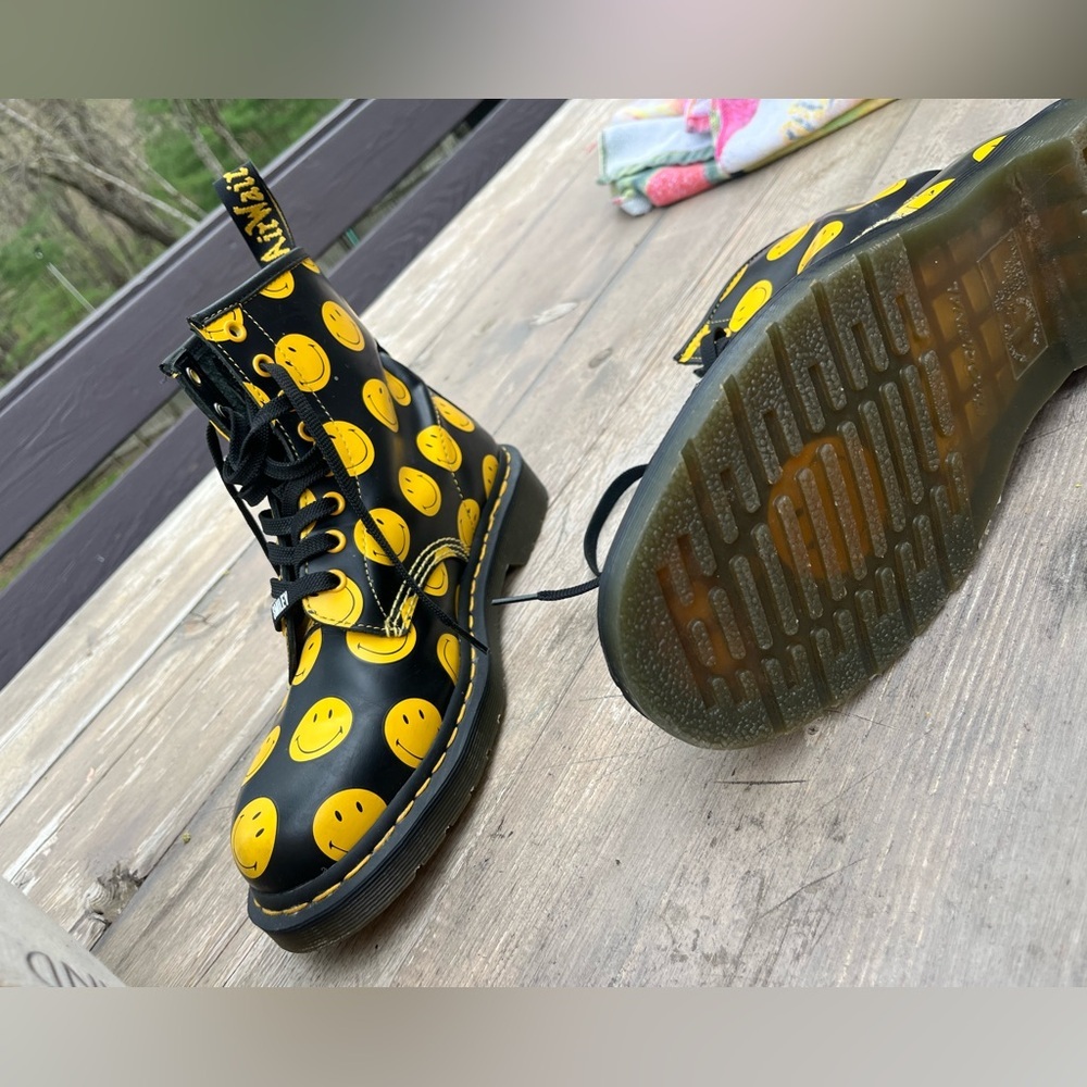 Smiley Dr Marten Limited Edition - Picture 7 of 15